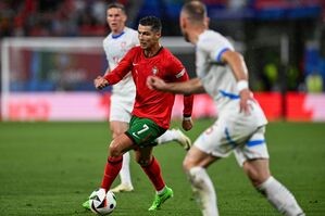 Cristiano Ronaldo (M) stellte mit seinem Einsatz gegen Tschechien einen weiteren EM-Rekord auf., © Hendrik Schmidt/dpa