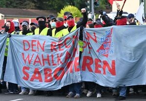Demonstranten auf einer Zufahrtsstraße zum Gelände des AfD-Parteitags in Essen., © Henning Kaiser/dpa