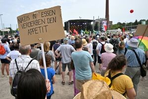 «Nazis in Essen Verderben den Appetit»: Schild einer Demonstrationsteilnehmerin., © Henning Kaiser/dpa